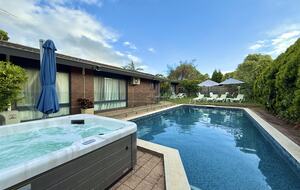 Brighton Blissful | A Poolside Coastal Retreat - Melbourne, Australia