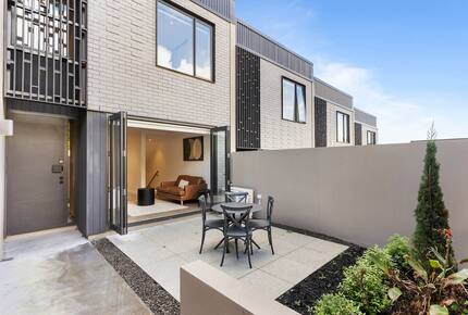 Sunny Mission Bay Escape - Mission Bay, New Zealand