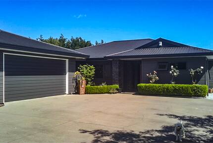 Sunlit Serenity on the Kapiti Coast - Paraparaumu, New Zealand