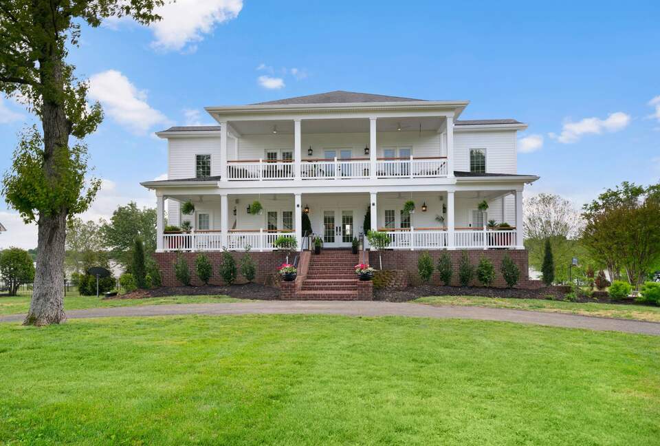 ABOVE - Lakeside Oasis Estate - Gallatin, Tennessee