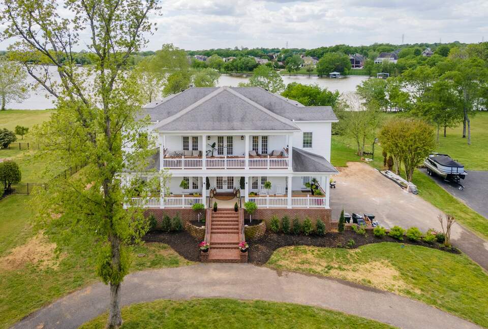 ABOVE - Lakeside Oasis Estate - Gallatin, Tennessee