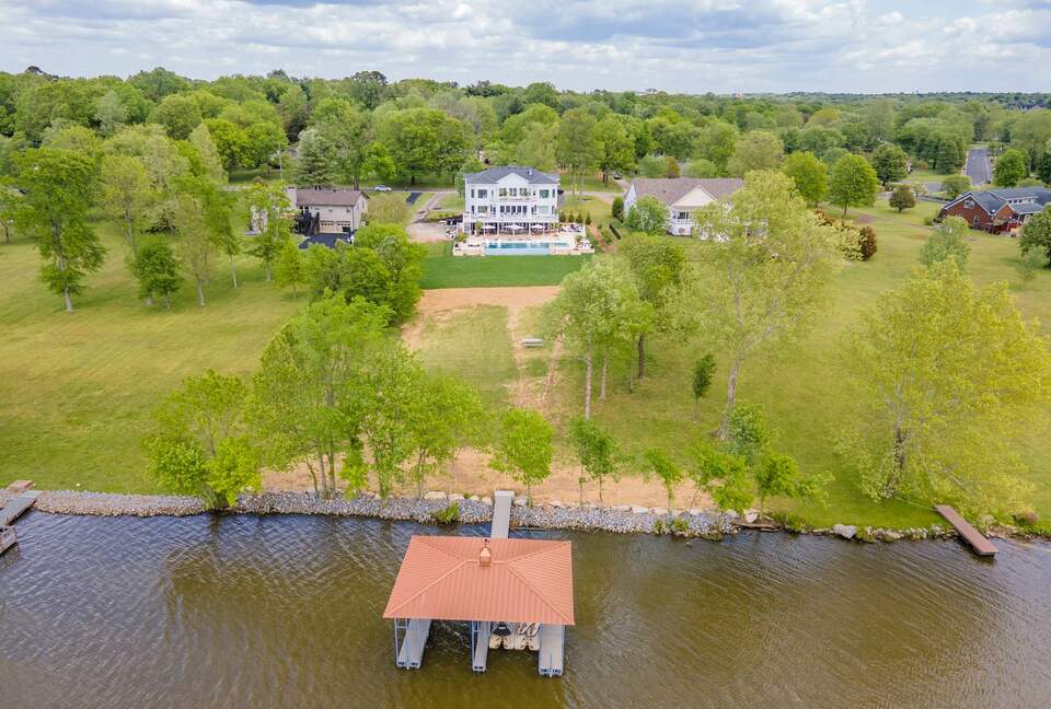 ABOVE - Lakeside Oasis Estate - Gallatin, Tennessee