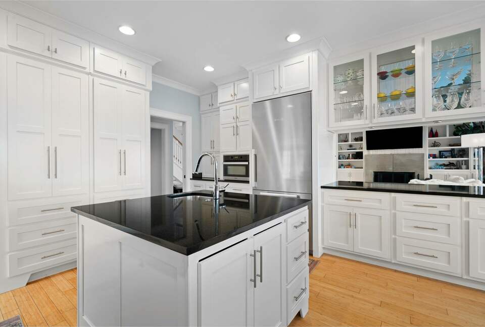 ABOVE - Lakeside Oasis Estate - Gallatin, Tennessee