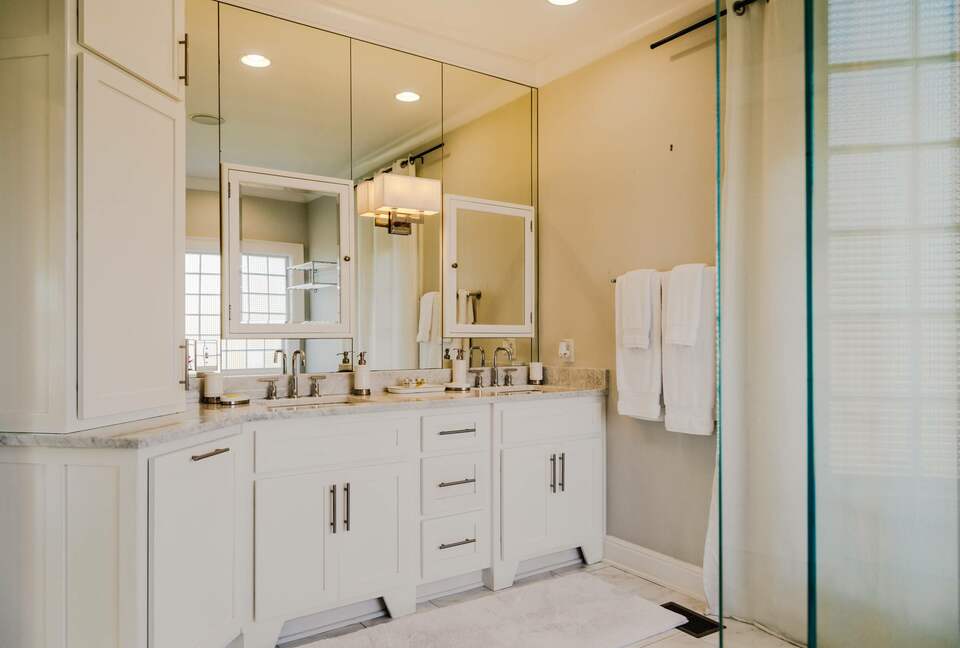 ABOVE - Lakeside Oasis Estate - Gallatin, Tennessee