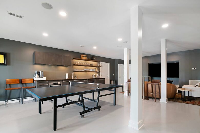 ABOVE - Lakeside Oasis Estate - Gallatin, Tennessee