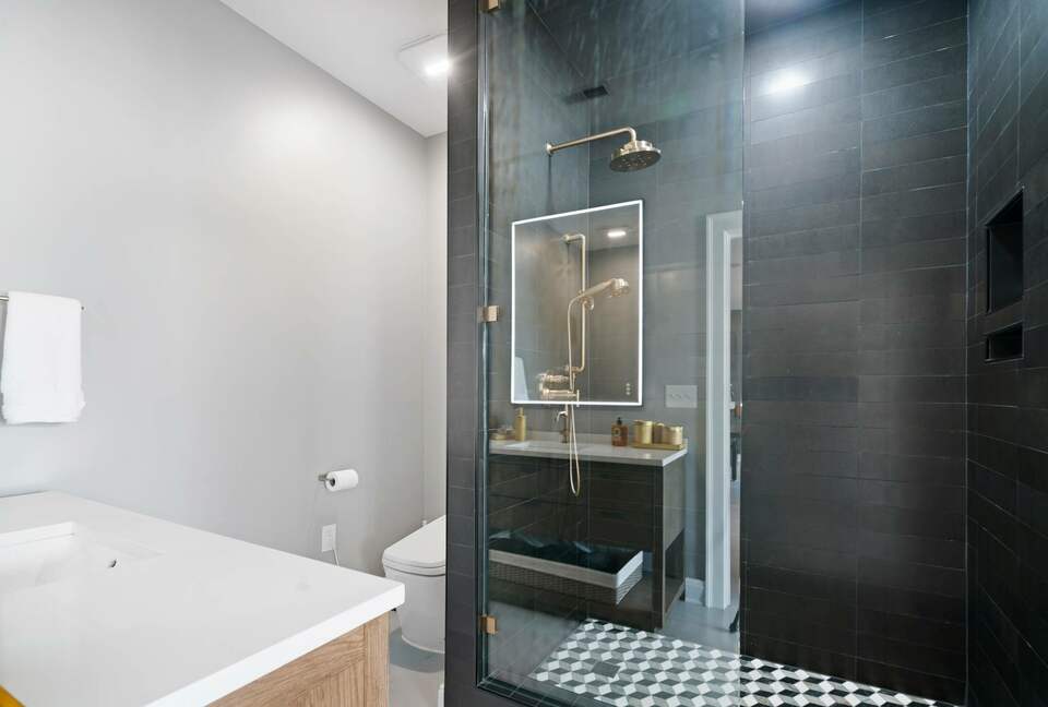 ABOVE - Lakeside Oasis Estate - Gallatin, Tennessee