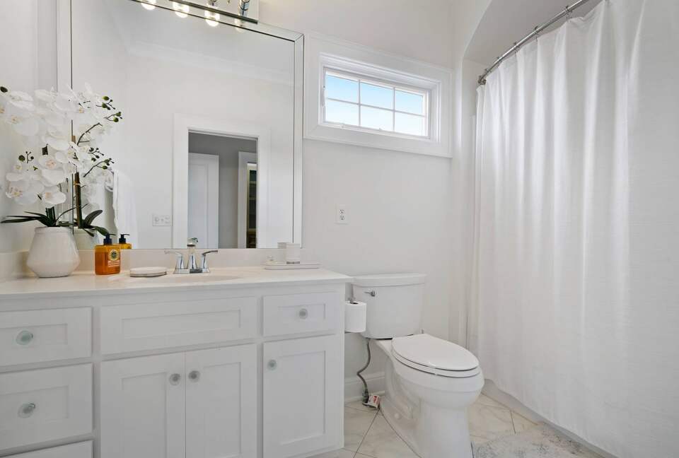 ABOVE - Lakeside Oasis Estate - Gallatin, Tennessee