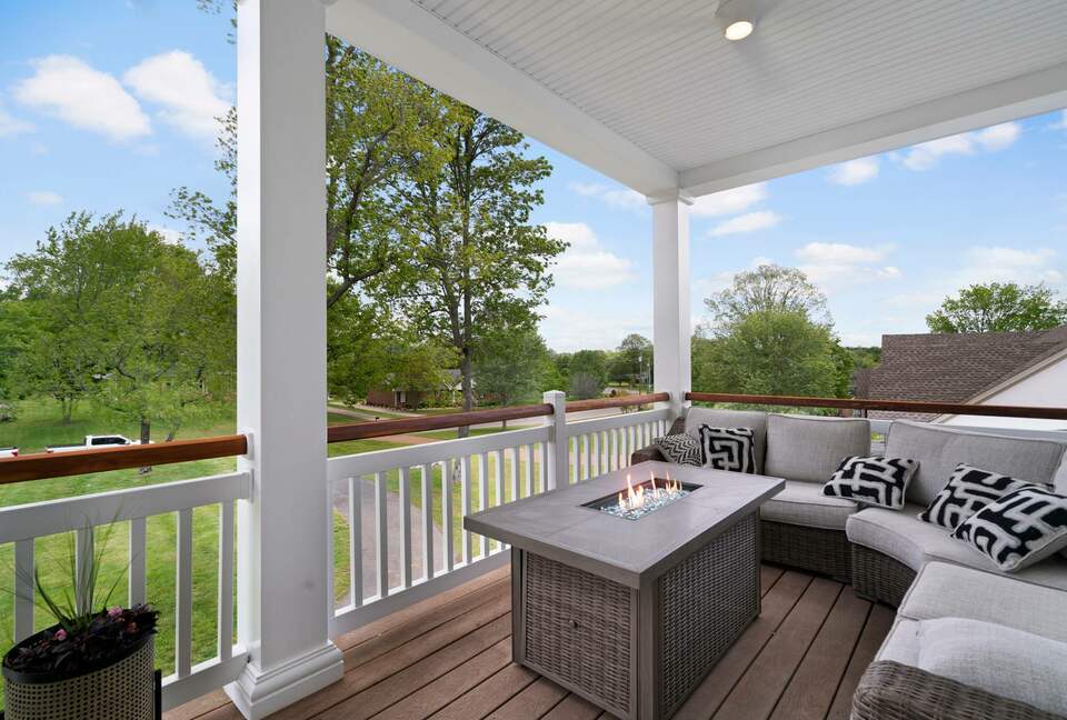 ABOVE - Lakeside Oasis Estate - Gallatin, Tennessee