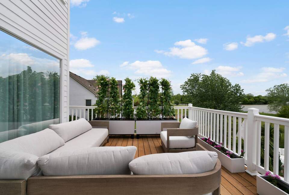 ABOVE - Lakeside Oasis Estate - Gallatin, Tennessee