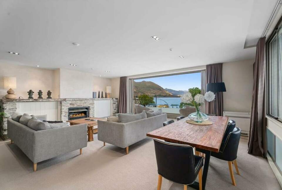 Elegant Retreat with Mountain and Water Vistas - Wānaka, New Zealand