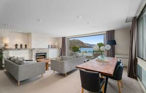 Elegant Retreat with Mountain and Water Vistas - Wānaka, New Zealand
