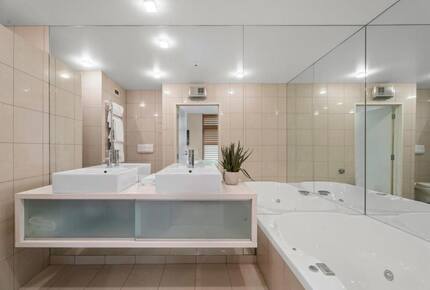 Elegant Retreat with Mountain and Water Vistas - Wānaka, New Zealand