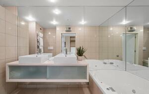 Elegant Retreat with Mountain and Water Vistas - Wānaka, New Zealand