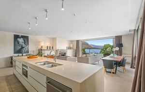Elegant Retreat with Mountain and Water Vistas - Wānaka, New Zealand