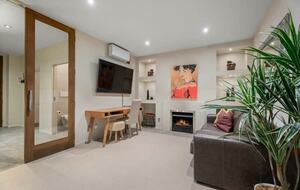 Elegant Retreat with Mountain and Water Vistas - Wānaka, New Zealand