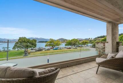 Elegant Retreat with Mountain and Water Vistas - Wānaka, New Zealand