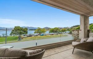 Elegant Retreat with Mountain and Water Vistas - Wānaka, New Zealand