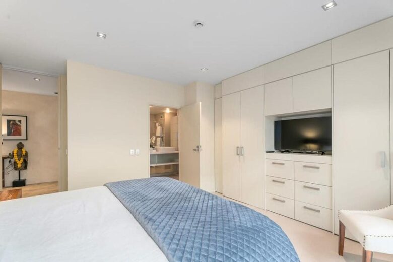 Elegant Retreat with Mountain and Water Vistas - Wānaka, New Zealand