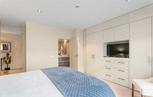 Elegant Retreat with Mountain and Water Vistas - Wānaka, New Zealand