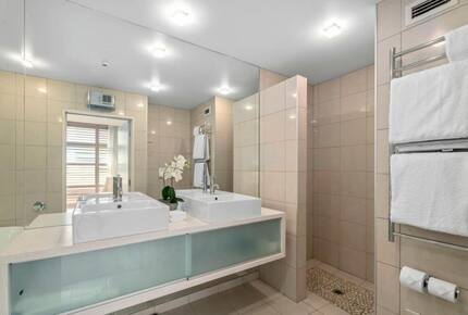 Elegant Retreat with Mountain and Water Vistas - Wānaka, New Zealand