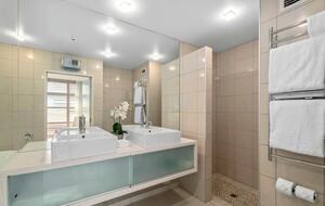 Elegant Retreat with Mountain and Water Vistas - Wānaka, New Zealand