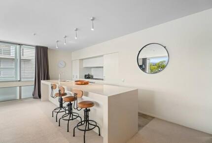 Elegant Retreat with Mountain and Water Vistas - Wānaka, New Zealand