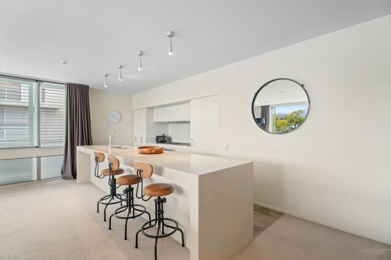 Elegant Retreat with Mountain and Water Vistas - Wānaka, New Zealand