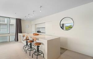 Elegant Retreat with Mountain and Water Vistas - Wānaka, New Zealand