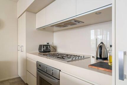 Elegant Retreat with Mountain and Water Vistas - Wānaka, New Zealand