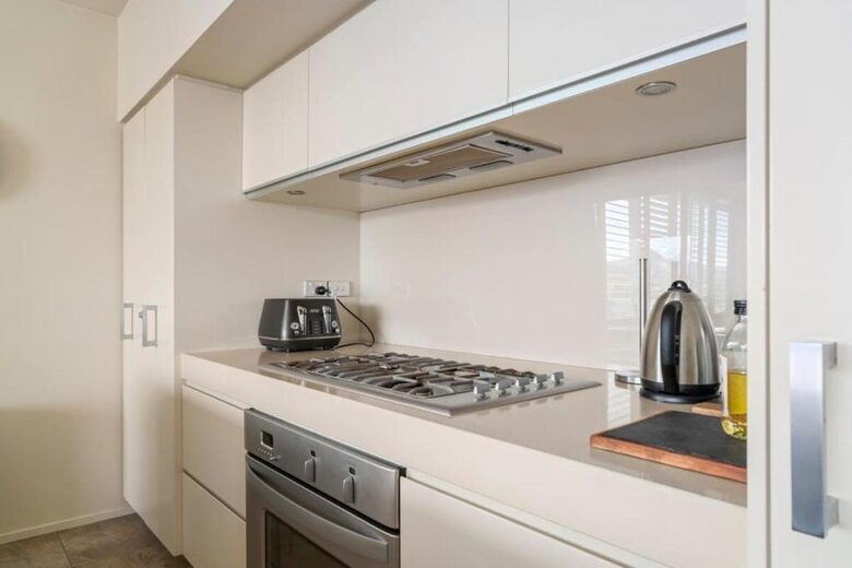 Elegant Retreat with Mountain and Water Vistas - Wānaka, New Zealand