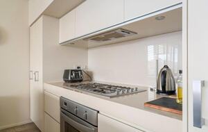 Elegant Retreat with Mountain and Water Vistas - Wānaka, New Zealand