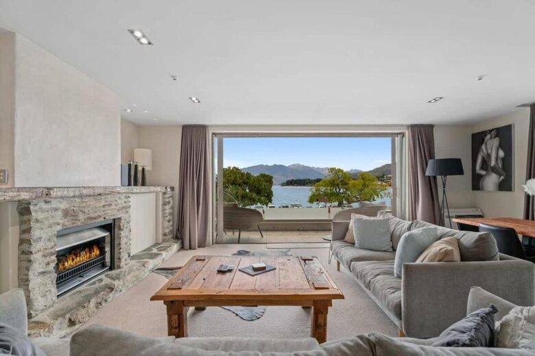 Elegant Retreat with Mountain and Water Vistas - Wānaka, New Zealand