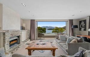 Elegant Retreat with Mountain and Water Vistas - Wānaka, New Zealand