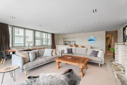 Elegant Retreat with Mountain and Water Vistas - Wānaka, New Zealand