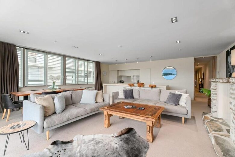 Elegant Retreat with Mountain and Water Vistas - Wānaka, New Zealand