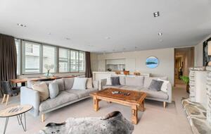 Elegant Retreat with Mountain and Water Vistas - Wānaka, New Zealand