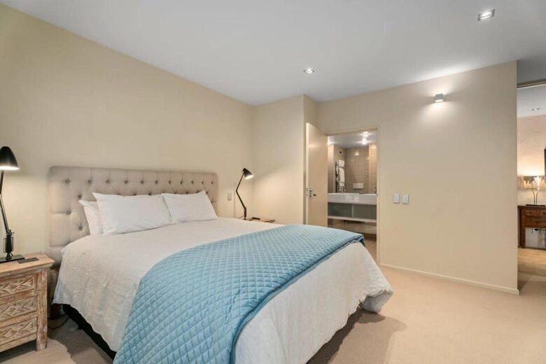 Elegant Retreat with Mountain and Water Vistas - Wānaka, New Zealand