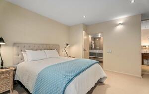 Elegant Retreat with Mountain and Water Vistas - Wānaka, New Zealand