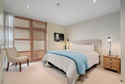 Elegant Retreat with Mountain and Water Vistas - Wānaka, New Zealand