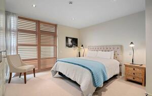 Elegant Retreat with Mountain and Water Vistas - Wānaka, New Zealand