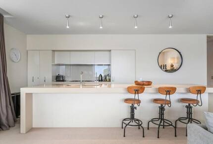 Elegant Retreat with Mountain and Water Vistas - Wānaka, New Zealand