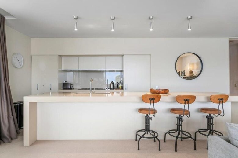 Elegant Retreat with Mountain and Water Vistas - Wānaka, New Zealand