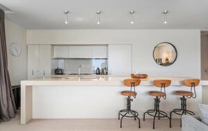 Elegant Retreat with Mountain and Water Vistas - Wānaka, New Zealand