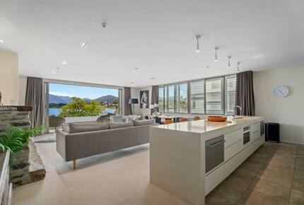 Elegant Retreat with Mountain and Water Vistas - Wānaka, New Zealand
