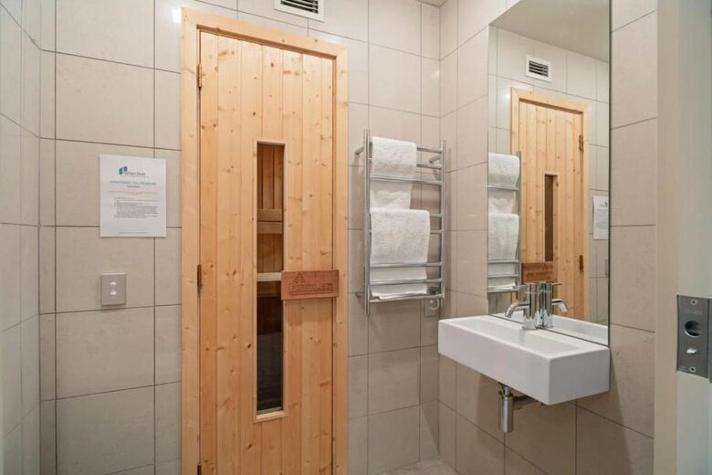 Elegant Retreat with Mountain and Water Vistas - Wānaka, New Zealand