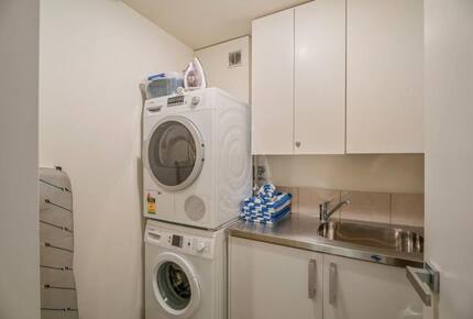 Elegant Retreat with Mountain and Water Vistas - Wānaka, New Zealand