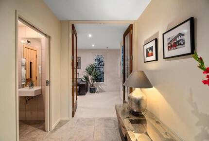 Elegant Retreat with Mountain and Water Vistas - Wānaka, New Zealand