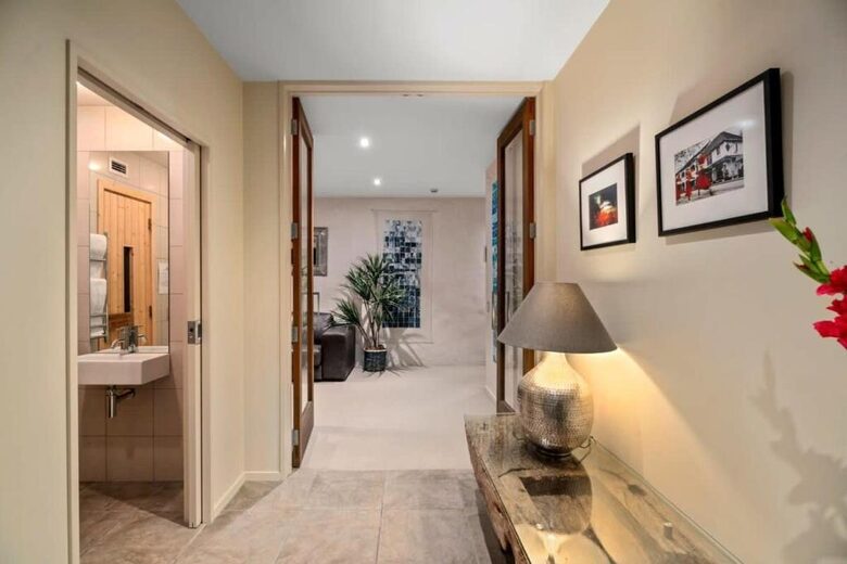 Elegant Retreat with Mountain and Water Vistas - Wānaka, New Zealand