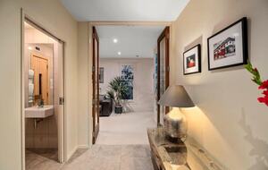 Elegant Retreat with Mountain and Water Vistas - Wānaka, New Zealand