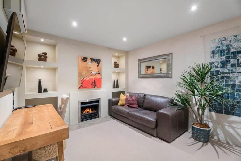 Elegant Retreat with Mountain and Water Vistas - Wānaka, New Zealand